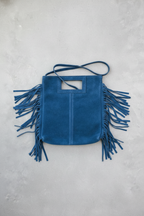 Bolso de ante con flecos azul jean