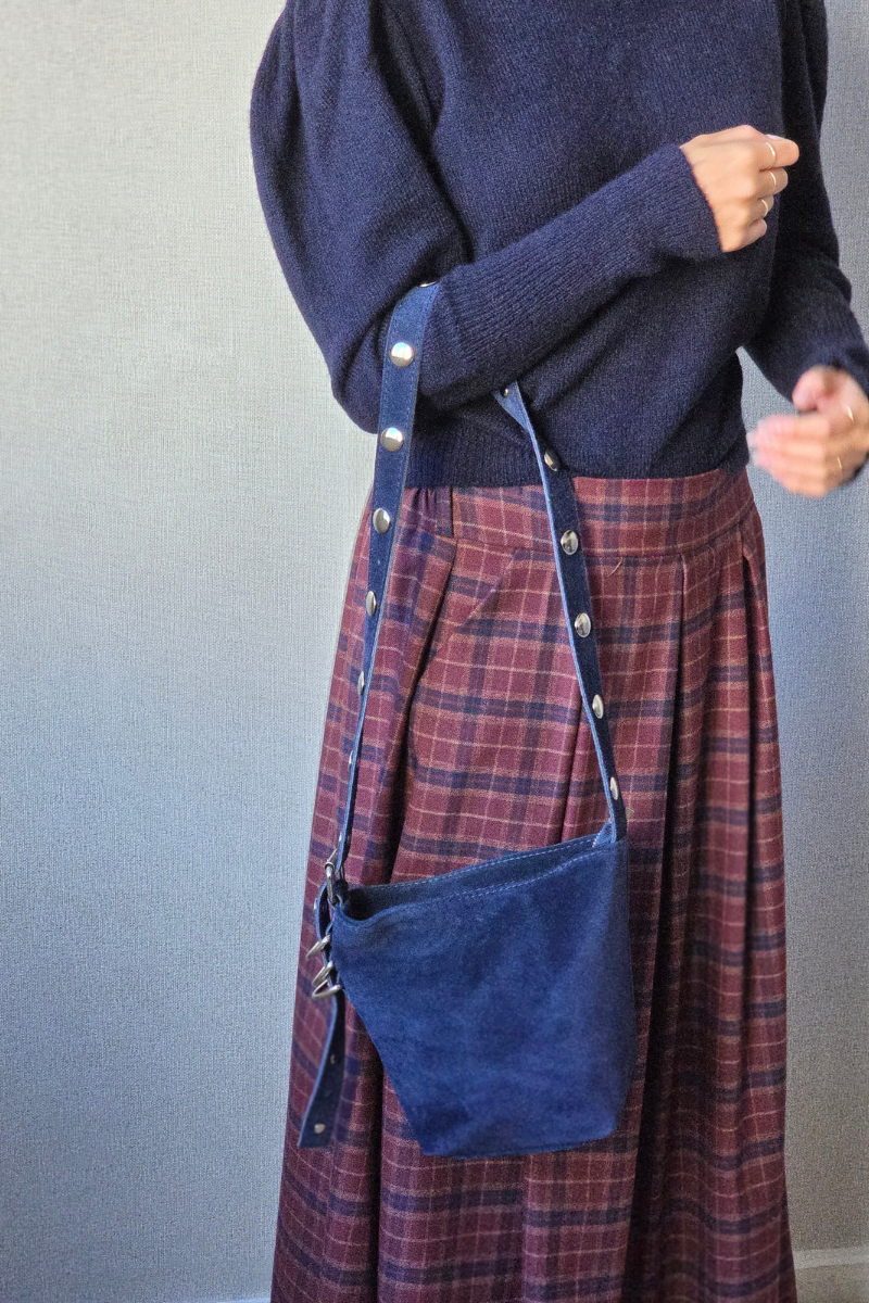 Bolso de ante azul marino con tira de tachuelas plateadas