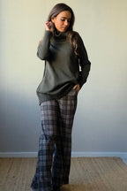 Jersey de cuello cisne de canalé con bolsillos verde militar