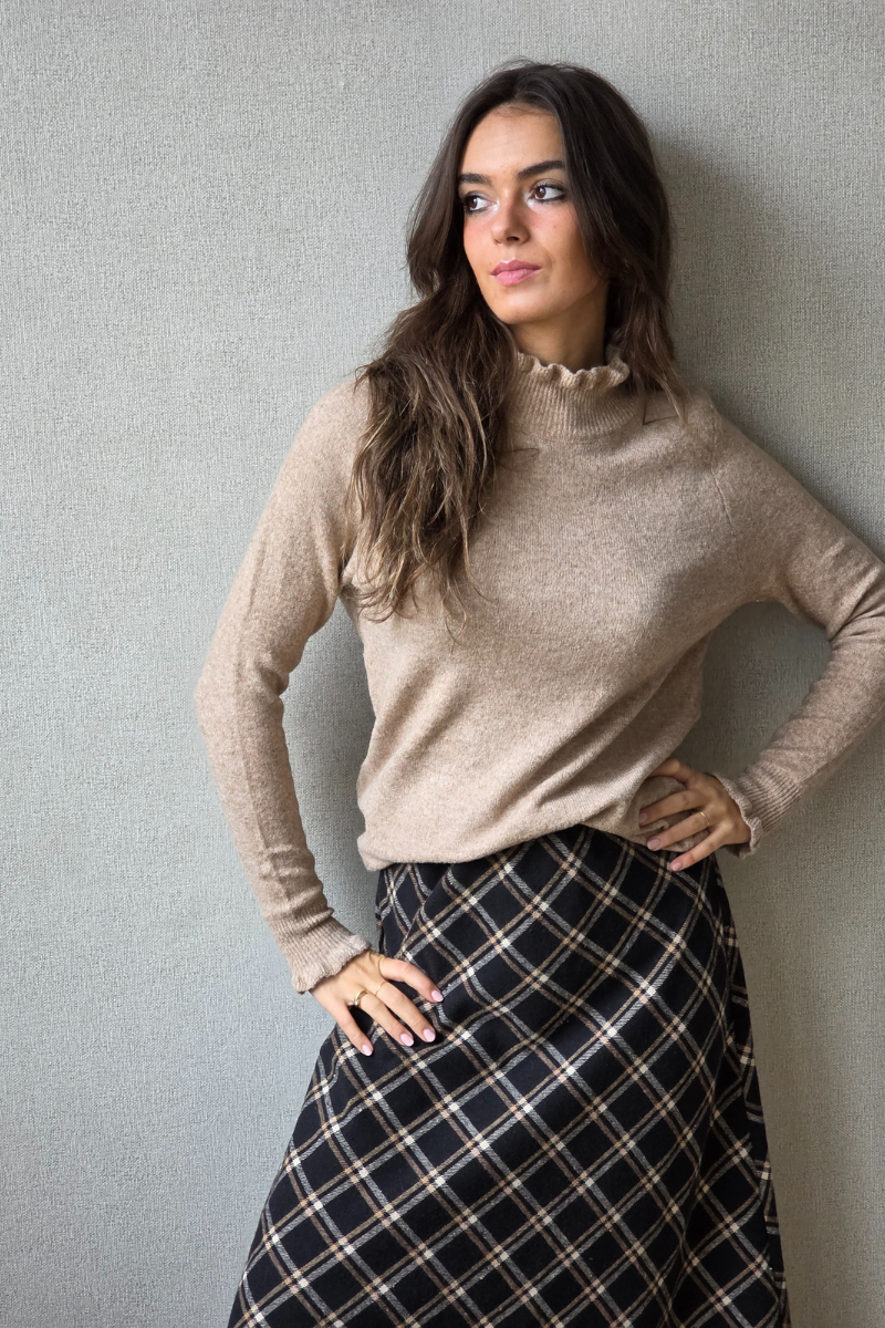 Jersey cuello Perkins con volante camel