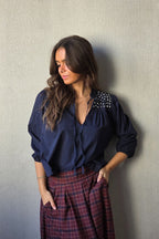 Blusa  con tachuelas plateadas azul marino