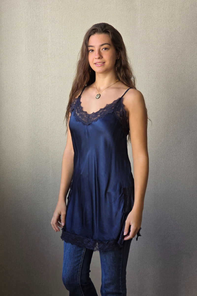 Top satinado con encaje azul marino