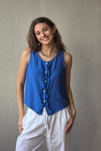 Camiseta de tirantes con volantes azulón