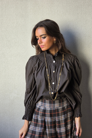 Camisa de cuello alto fruncido chocolate