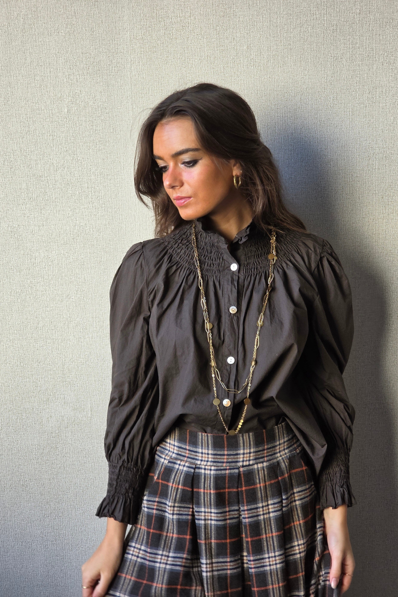 Camisa de cuello alto fruncido chocolate