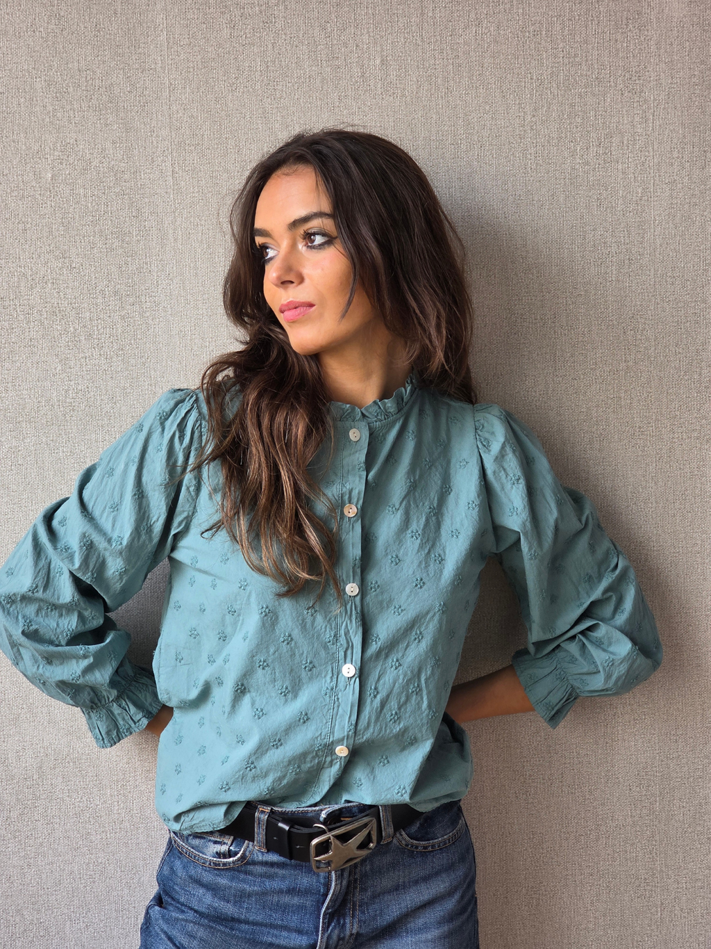 Camisa teen con bordados flores verde antiguo