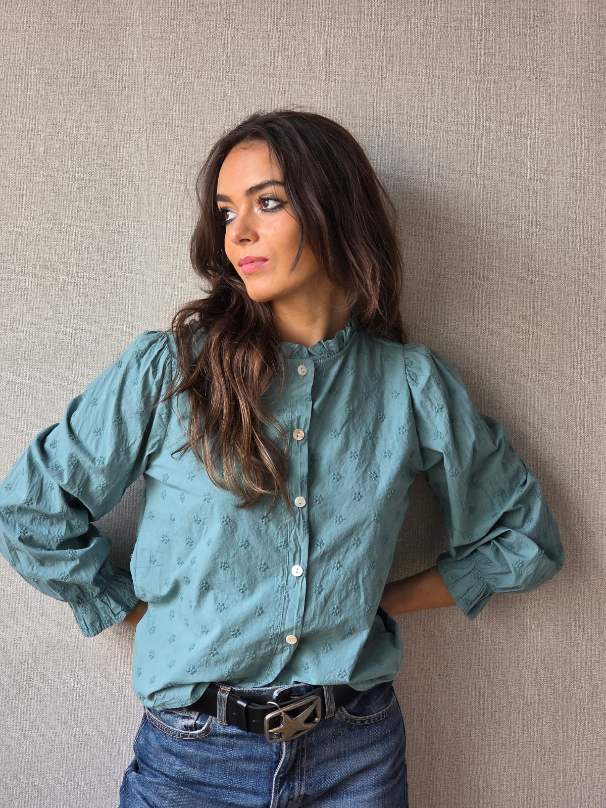 Camisa teen con bordados flores verde antiguo