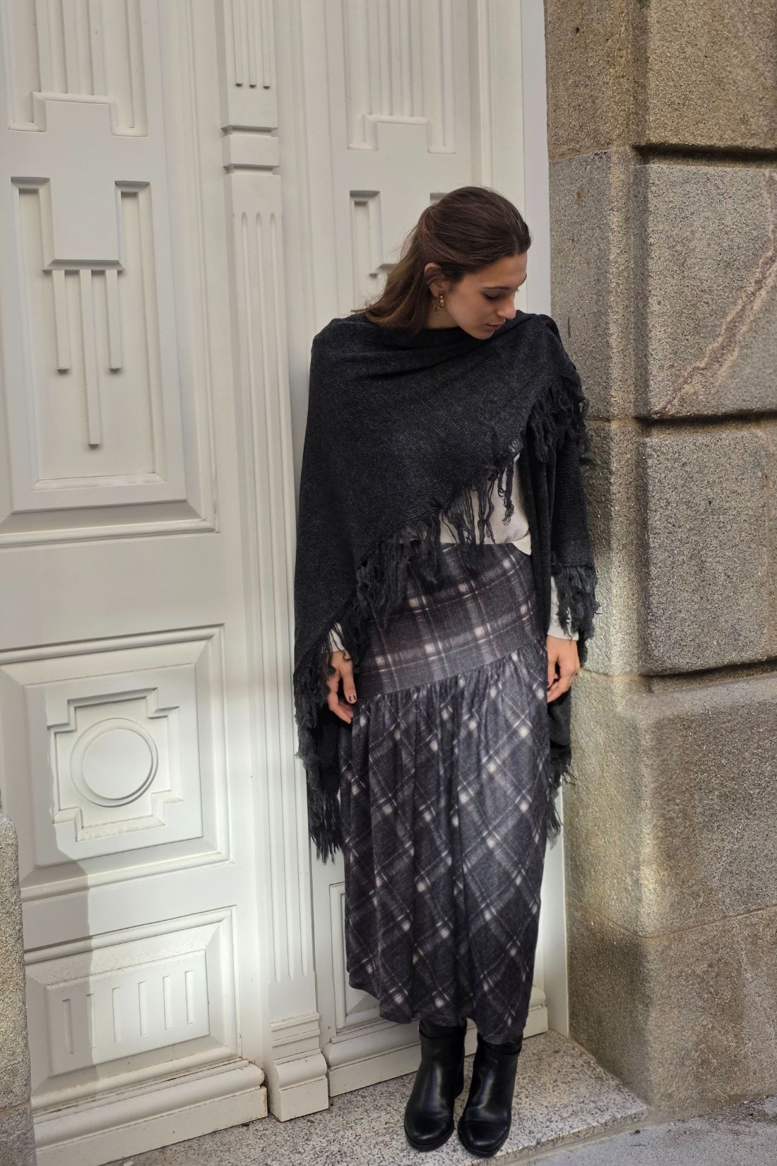 Chal de punto con flecos gris marengo