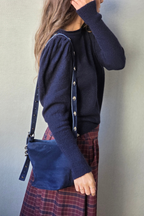 Bolso de ante azul marino con tira de tachuelas plateadas