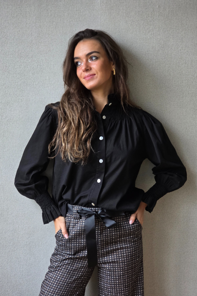 Camisa de cuello alto fruncido con volante negra