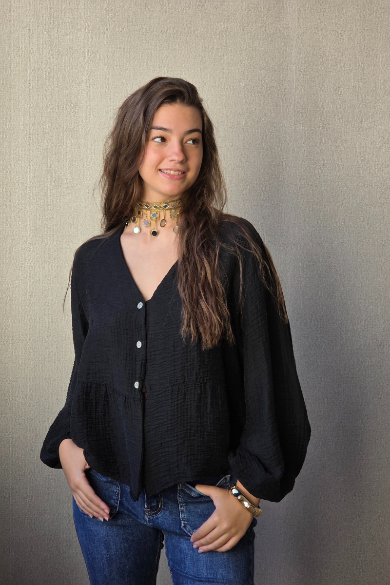 Blusa fluida cuello pico negra