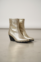Botines dorados de tacón con tachas en la suela