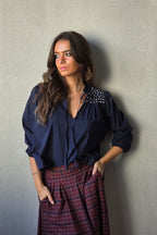 Blusa  con tachuelas plateadas azul marino