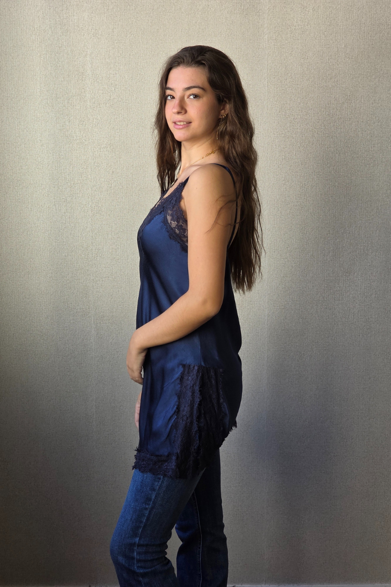 Top satinado con encaje azul marino