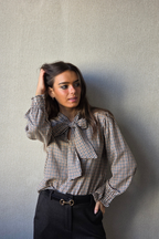 Blusa Cristina con lazo de cuadros negra