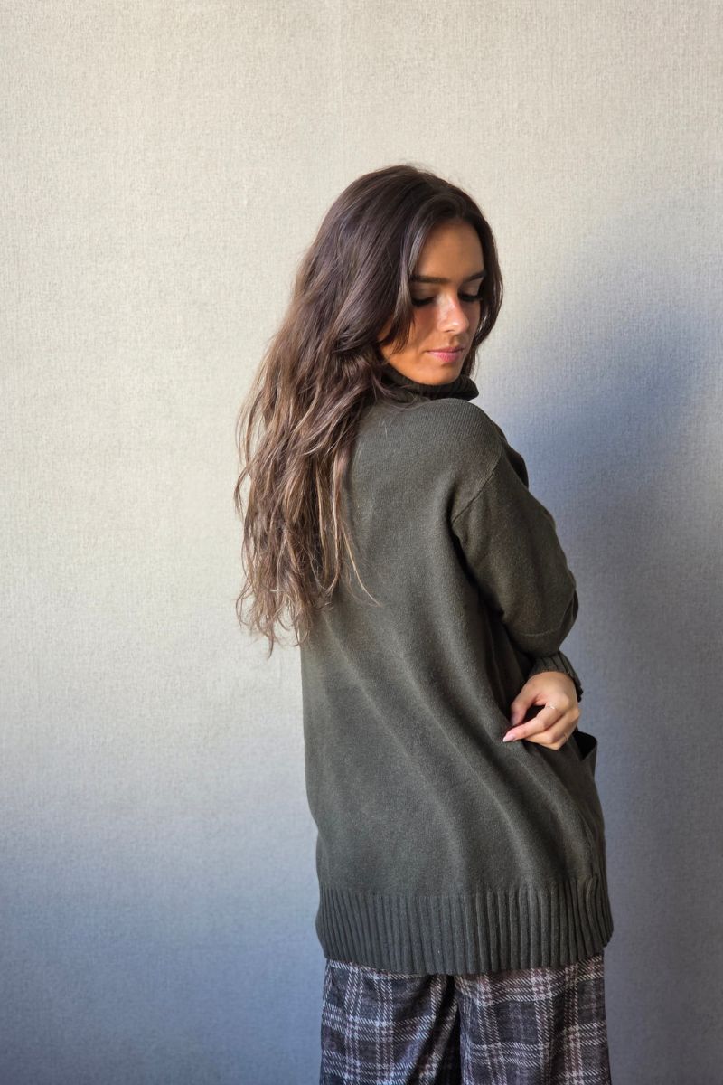 Jersey de cuello cisne de canalé con bolsillos verde militar