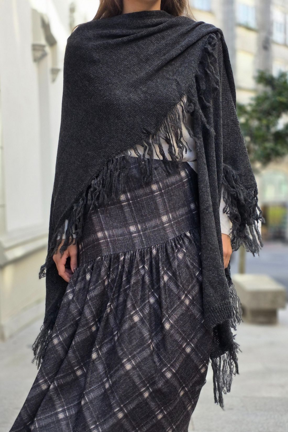 Chal de punto con flecos gris marengo