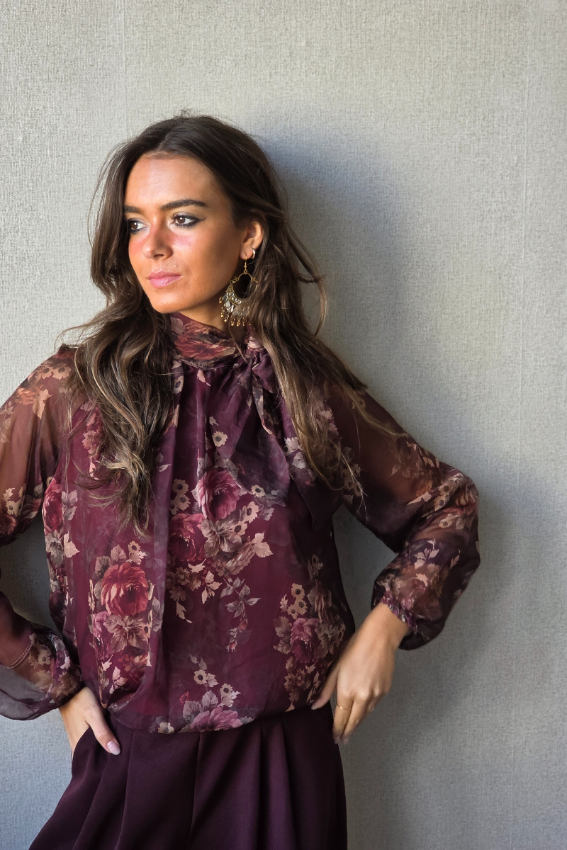Blusa Bloom estampado de flores y lazo granate