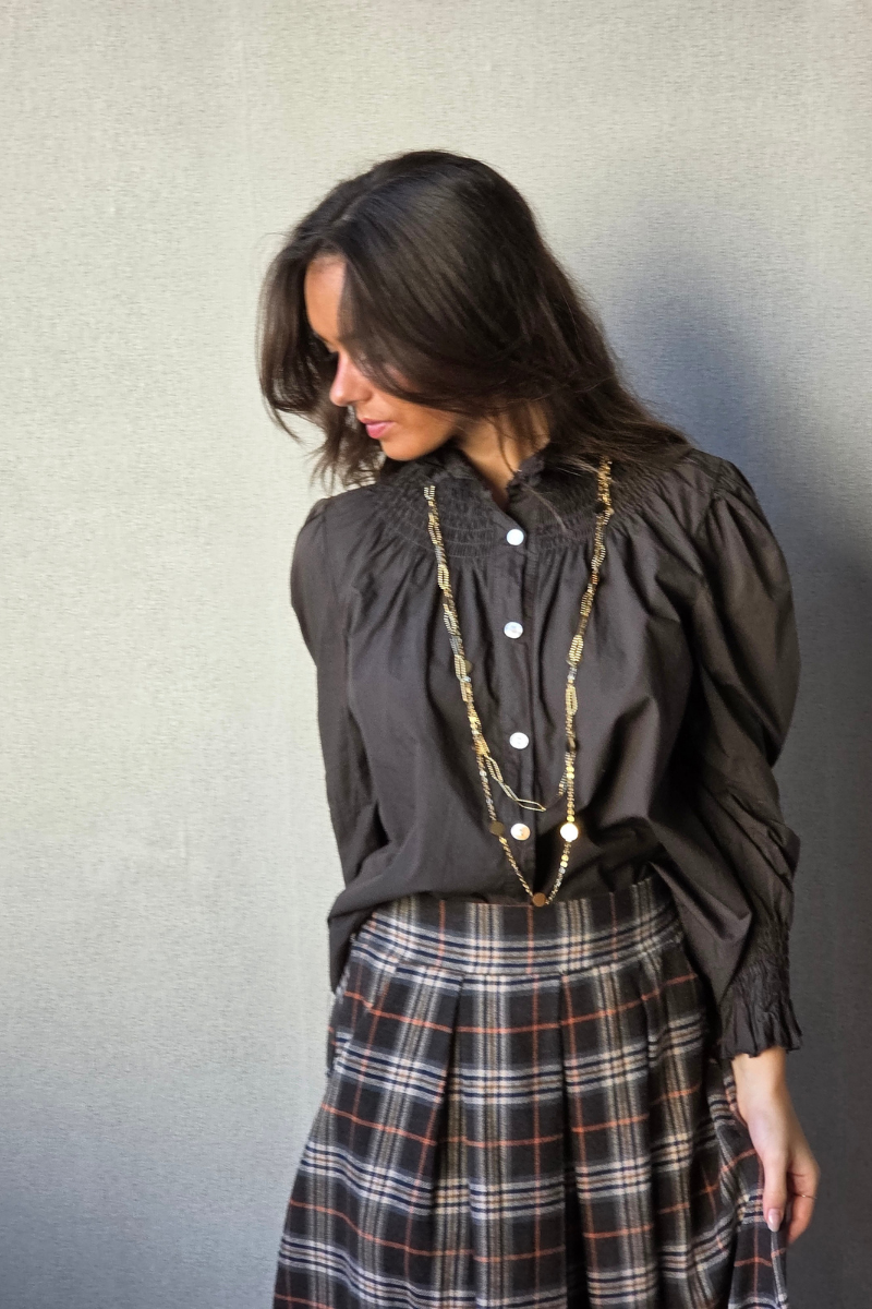 Camisa de cuello alto fruncido chocolate