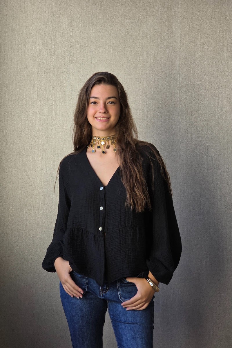 Blusa fluida cuello pico negra