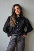 Camisa de cuello alto fruncido con volante negra