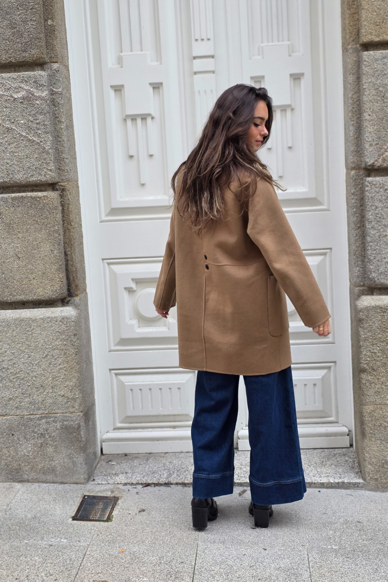 Abrigo de paño básico cuatro botones camel