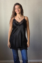 Top satinado con encaje negro