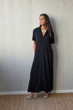 Vestido liso cuello pico m/corta negro