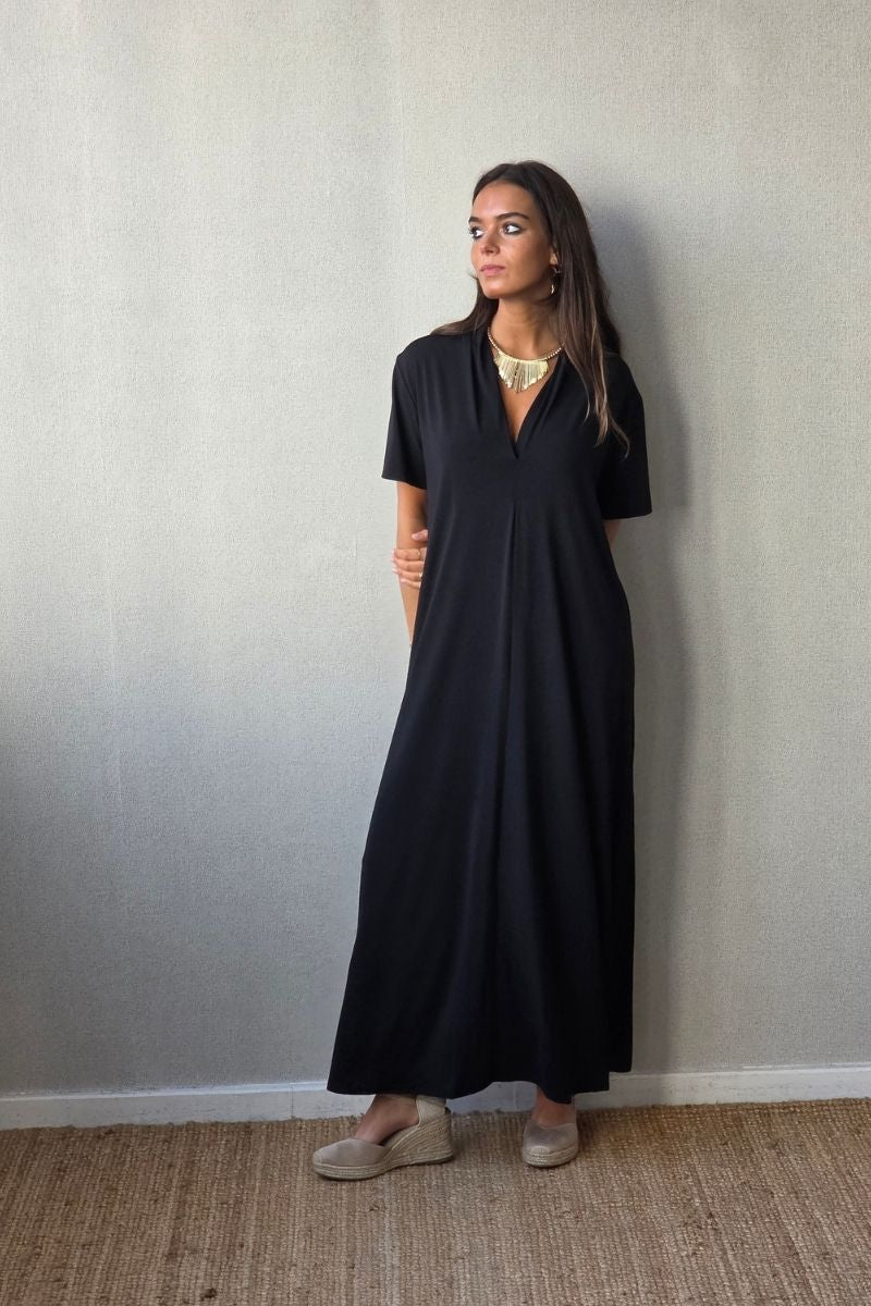 Vestido liso cuello pico m/corta negro
