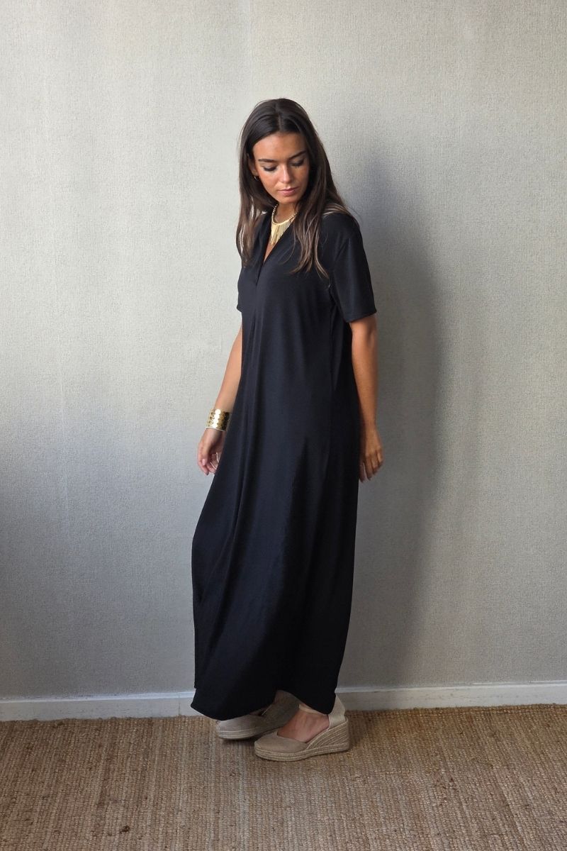 Vestido liso cuello pico m/corta negro