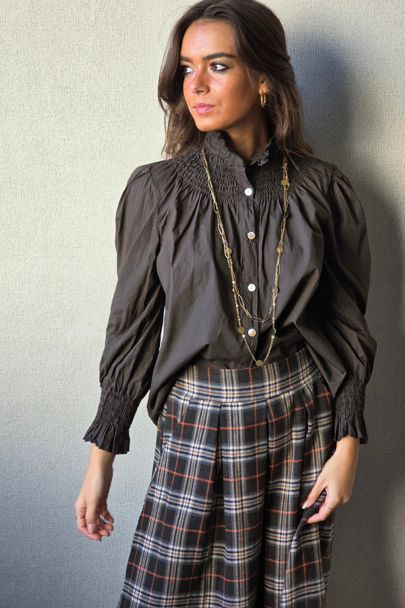 Camisa de cuello alto fruncido chocolate