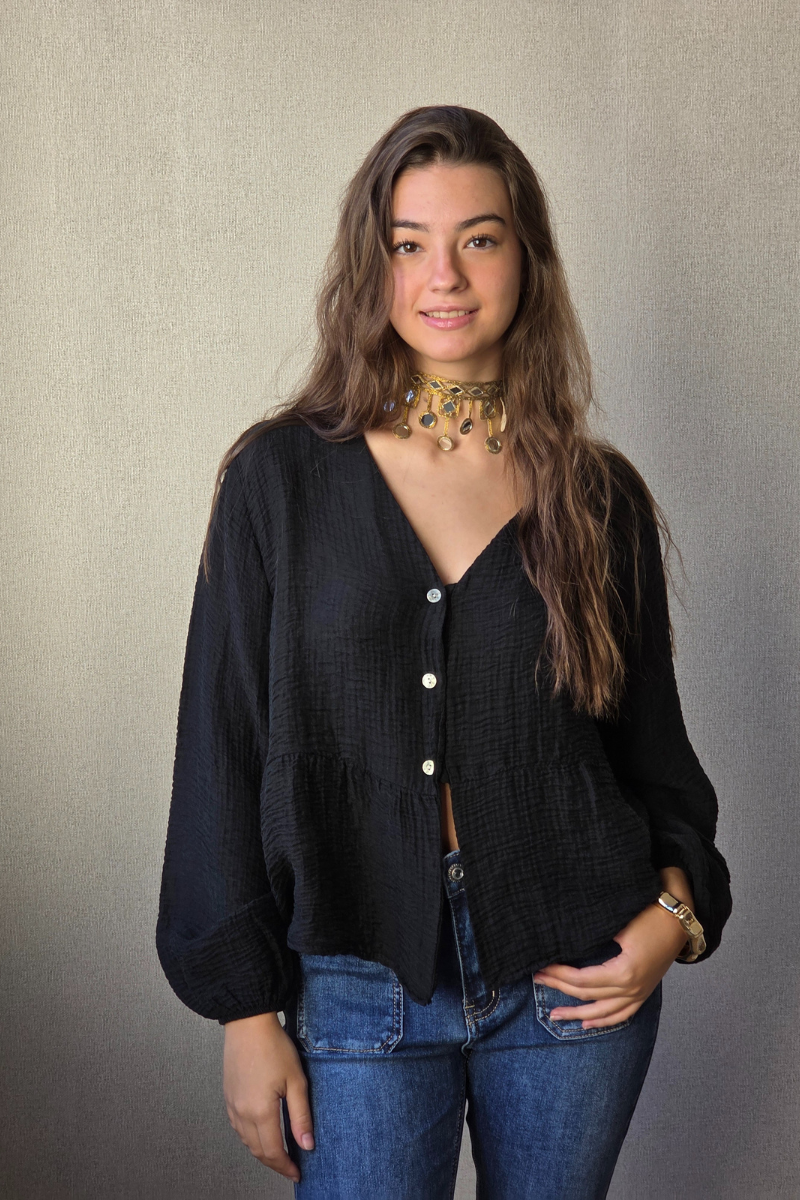 Blusa fluida cuello pico negra