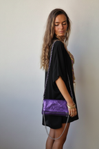 Bolso de piel metalizada con dos cadenas color morado