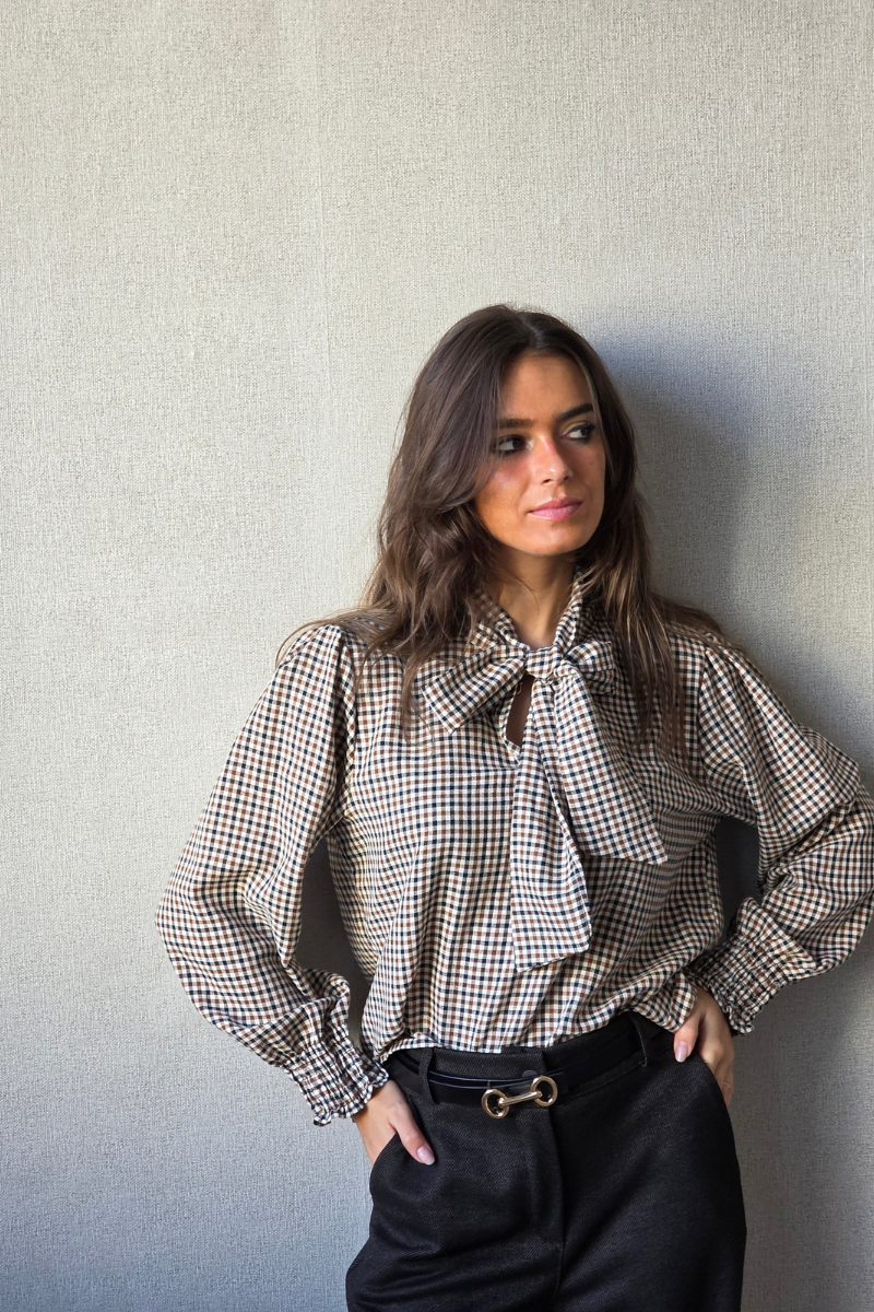 Blusa Cristina con lazo de cuadros negra