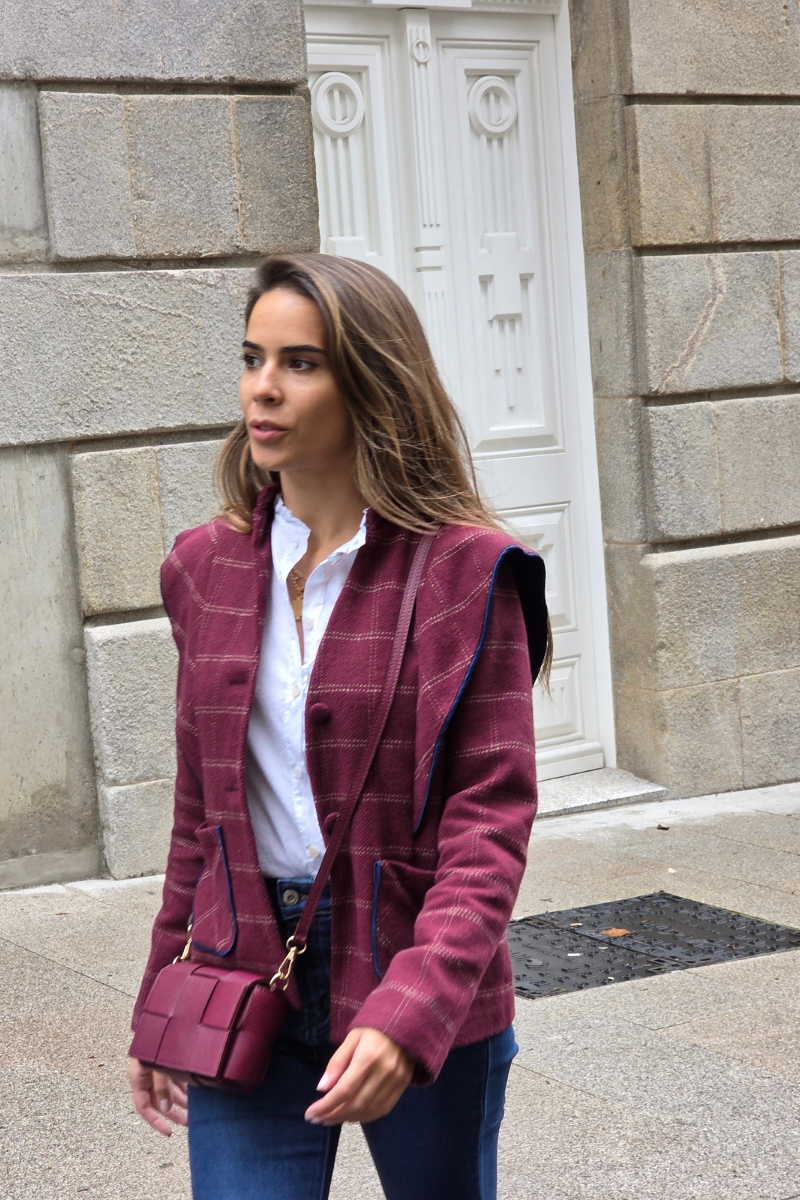 Americana de cuadros granate