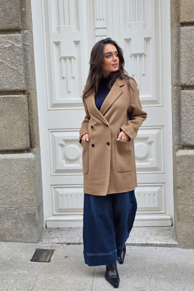 Abrigo de paño básico cuatro botones camel