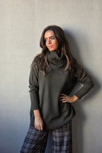 Jersey de cuello cisne de canalé con bolsillos verde militar