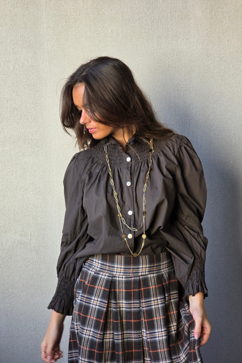 Camisa de cuello alto fruncido chocolate