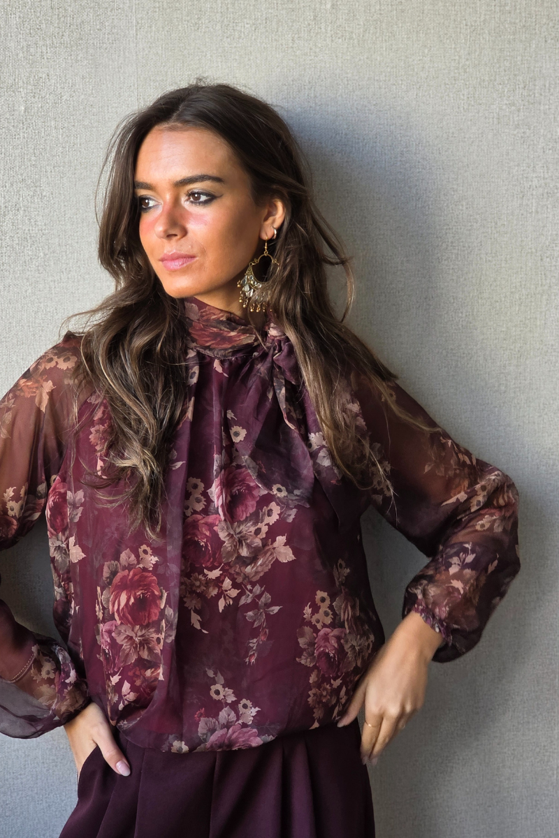 Blusa Bloom estampado de flores y lazo granate