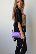 Bolso de piel metalizada con dos cadenas color morado