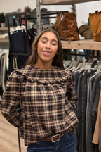 Blusa cuello redondo fruncido de cuadros negra