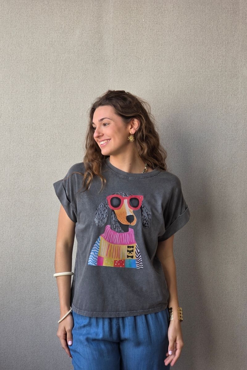 Camiseta de perro gris oscuro