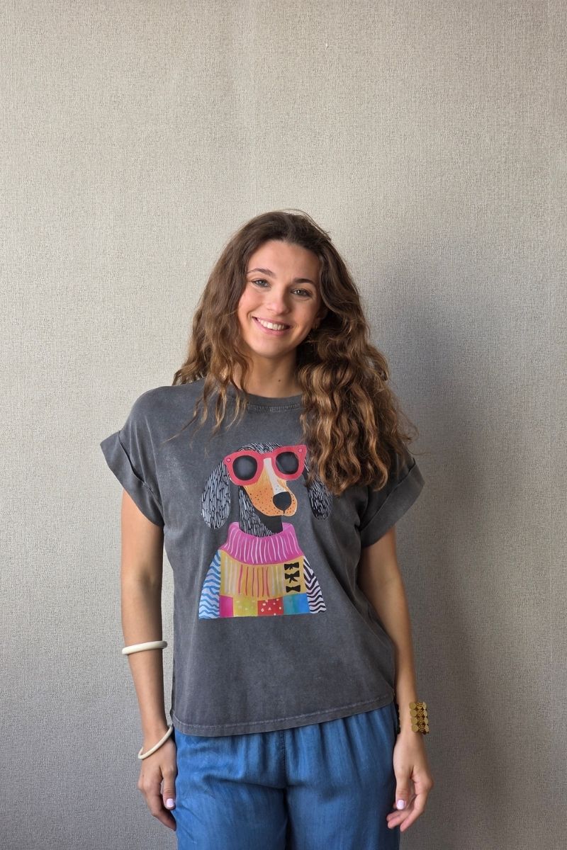 Camiseta de perro gris oscuro