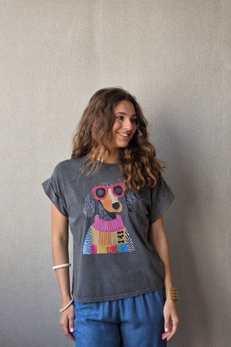 Camiseta de perro gris oscuro