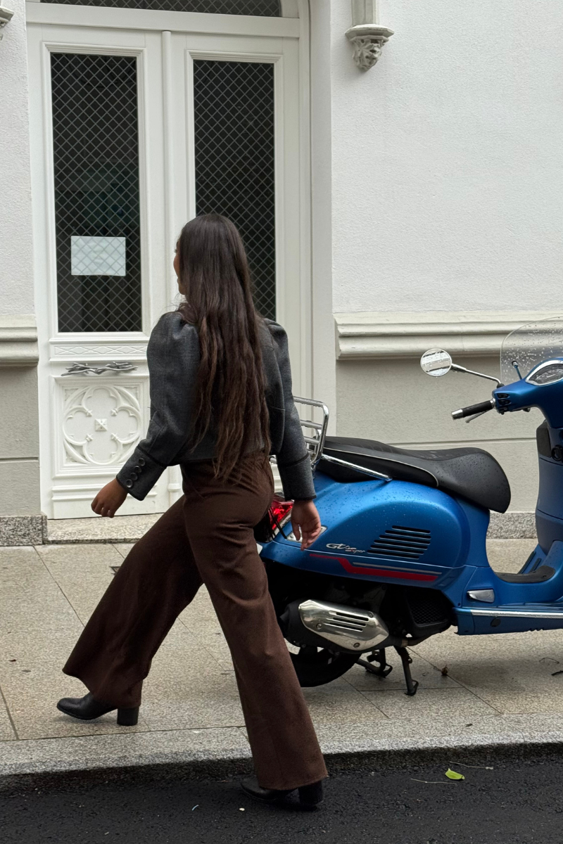 Pantalón espiguilla con cinturón marrón