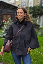 Capa british de cuadros gris oscuro