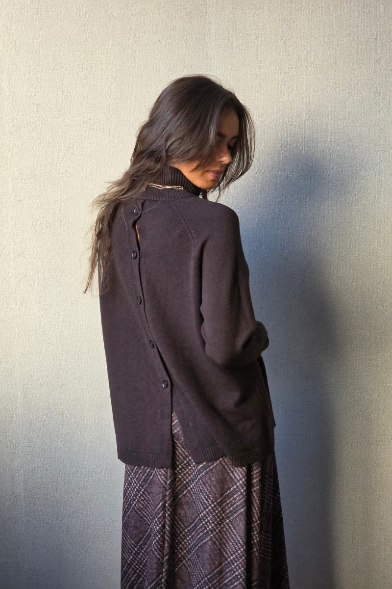 Jersey cuello alto con botones chocolate