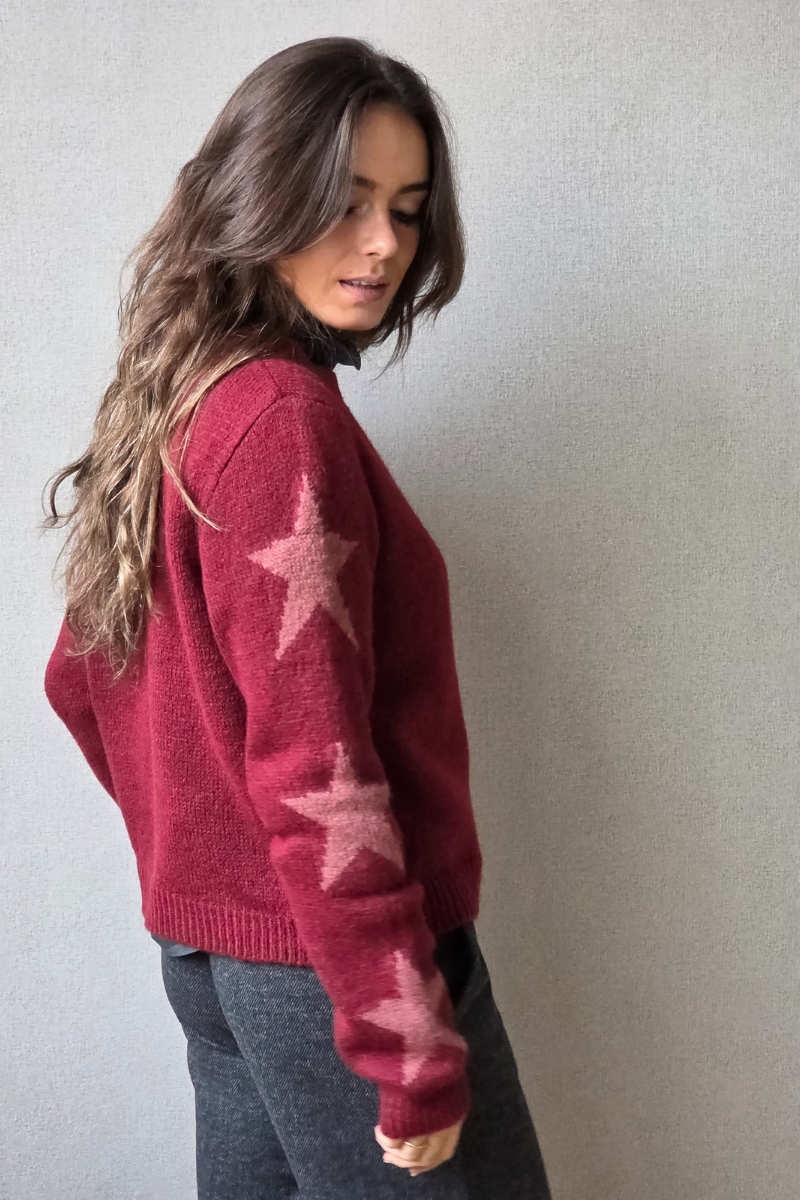 Jersey  cuello redondo con estrellas en las mangas burdeos