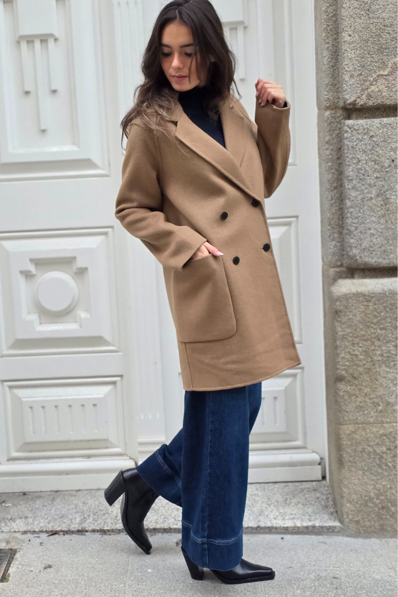 Abrigo de paño básico cuatro botones camel