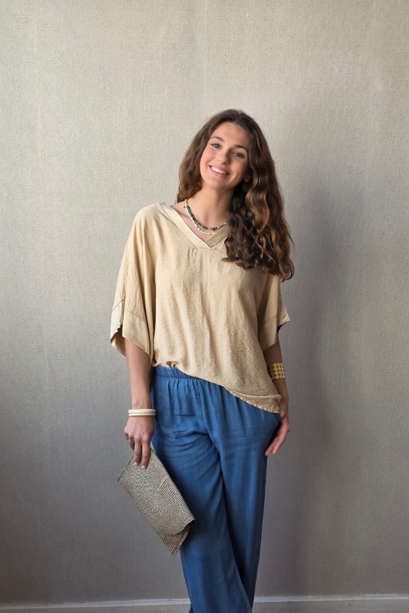 Blusa over manga corta con detalle satinado camel